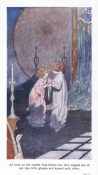 Sobald die Kerze ausgeblasen war, schlüpften sie wie kleine Geister aus dem Bett und küssten sich